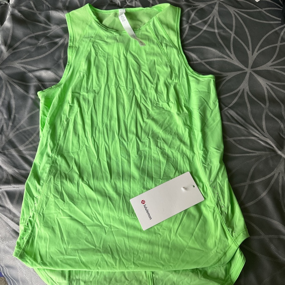 LULULEMON scream green light Sculpt Tank
Size 4